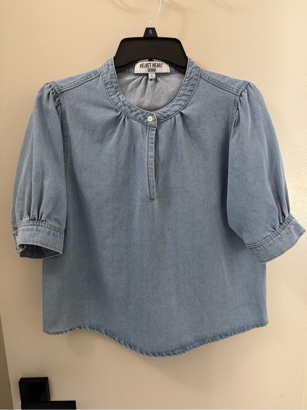Velvet Heart Chambray Puff Sleeve Blouse in Light Blue